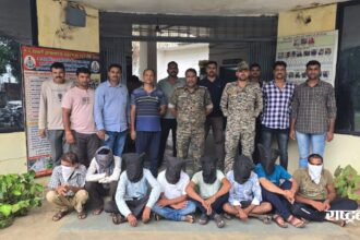 Strict campaign against gambling: Lanji police raided and caught 8 gamblers, 07 mobiles, bike, 3 cash seized from the gamblers