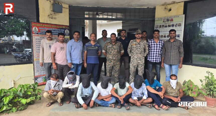 Strict campaign against gambling: Lanji police raided and caught 8 gamblers, 07 mobiles, bike, 3 cash seized from the gamblers