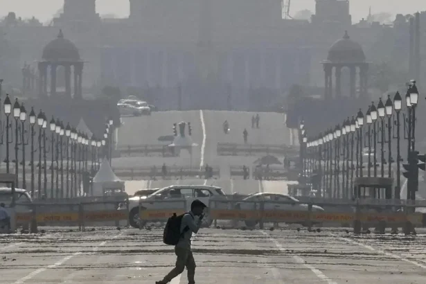 Delhi sees rise in minimum temperature; IMD forecasts heatwave conditions