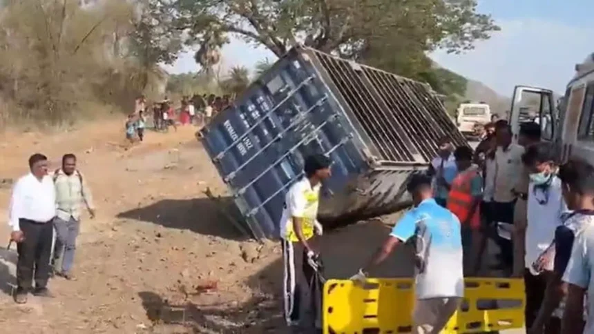 मुंबई–अहमदाबाद हाईवे पर भीषण टक्कर: 13 की मौत, 20 घायल
