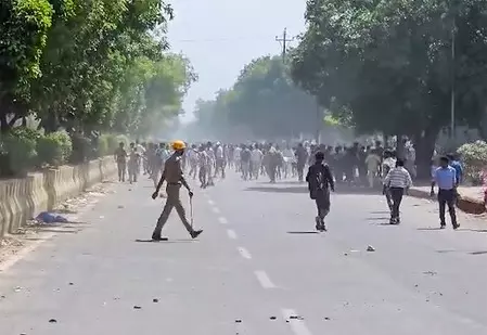 गौतमबुद्धनगर में श्रमिकों के हिंसक प्रदर्शन की होगी मजिस्ट्रियल जांच, 15 मई तक मांगे गए साक्ष्य