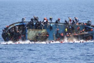 अफ्रीकी शरणार्थियों और प्रवासियों को ले जा रही नाव ट्यूनीशिया के तट पर डूबी, 19 लोगों की मौत।