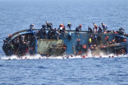 अफ्रीकी शरणार्थियों और प्रवासियों को ले जा रही नाव ट्यूनीशिया के तट पर डूबी, 19 लोगों की मौत।