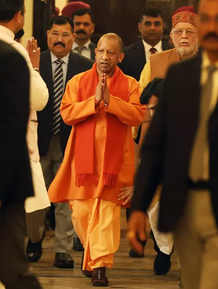 गोरखपुर लौट चुके थे योगी, तभी आया अमित शाह का फोन और सब कुछ बदल गया, सीएम बनने की वो कहानी