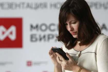 Two phones and an app: How Russians skirt Putin's digital iron curtain