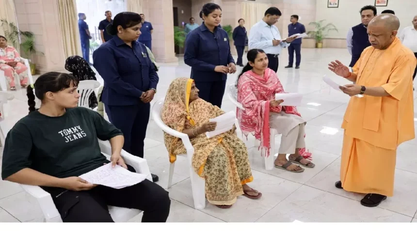 जनता दर्शन में मुख्यमंत्री योगी सख्त, बोले- आमजन की समस्याओं का समयबद्ध निस्तारण करें अधिकारी