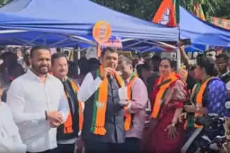 सीएम देवेंद्र फडणवीस ने नेताओं और कार्यकर्ताओं के साथ झालमुड़ी खाकर मनाया जीत का जश्न