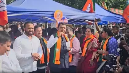 सीएम देवेंद्र फडणवीस ने नेताओं और कार्यकर्ताओं के साथ झालमुड़ी खाकर मनाया जीत का जश्न
