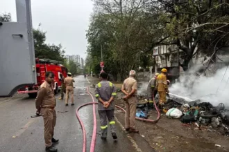 गाजियाबाद: वसुंधरा की झुग्गियों में लगी भीषण आग, आसमान में उठा धुएं का गुबार; दमकल की तत्परता से टला बड़ा हादसा