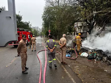 गाजियाबाद: वसुंधरा की झुग्गियों में लगी भीषण आग, आसमान में उठा धुएं का गुबार; दमकल की तत्परता से टला बड़ा हादसा