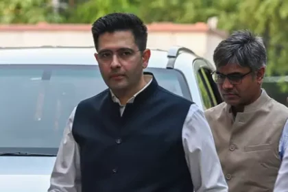 राघव चड्ढा के मुंबई आवास पर 'आप' का प्रदर्शन: काले झंडे दिखाए, पुलिस ने 8 नेताओं पर दर्ज की FIR