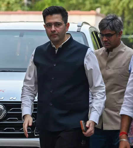 राघव चड्ढा के मुंबई आवास पर 'आप' का प्रदर्शन: काले झंडे दिखाए, पुलिस ने 8 नेताओं पर दर्ज की FIR