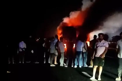यूपी: ट्रक से टक्कर होने पर धूं-धूं कर जलने लगी बस, ड्राइवर और कंडक्टर की मौत