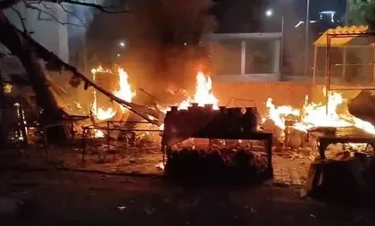 गाजियाबाद : वाहन वर्कशॉप में लगी भीषण आग, कई गाड़ियां जलकर हुई राख
