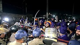 देहरादून: प्रेमनगर में बैरिकेडिंग करती रही पुलिस, दूसरे रास्ते शहर में घुसे निहंग, 2 घंटे तक पुलिस-प्रशासन के छूटे पसीन