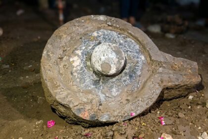 महाकाल मंदिर क्षेत्र में खुदाई में मिला शिवलिंग, भस्म आरती के बीच गूंजे हर-हर महादेव