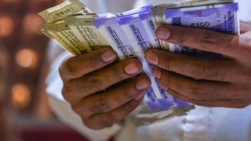 पैसा बँक खात्यात ठेवून वाढवा! ‘या’ टॉप बँकांच्या सेविंग अकाउंटवर मिळतोय सर्वाधिक व्याज, पाहा नवीन दर