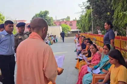 सीएम योगी का सख्त रुख: 'जनता दर्शन' में अफसरों को दिए निर्देश- शीघ्रता से करें जन समस्याओं का निस्तारण