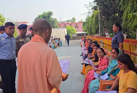 सीएम योगी का सख्त रुख: 'जनता दर्शन' में अफसरों को दिए निर्देश- शीघ्रता से करें जन समस्याओं का निस्तारण