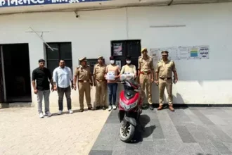 नोएडा: मोबाइल और लैपटॉप चोरी करने वाले दो बदमाश गिरफ्तार, 18 मोबाइल और स्कूटी बरामद