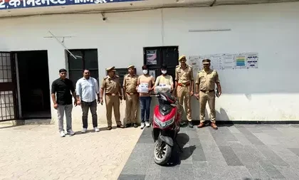 नोएडा: मोबाइल और लैपटॉप चोरी करने वाले दो बदमाश गिरफ्तार, 18 मोबाइल और स्कूटी बरामद