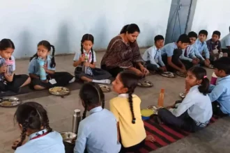 चित्तौड़गढ़: जिला कलक्टर ने पीएम श्री विद्यालय में बच्चों के साथ खाया खाना