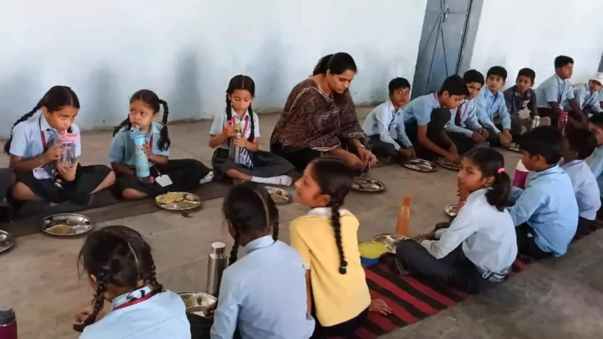 चित्तौड़गढ़: जिला कलक्टर ने पीएम श्री विद्यालय में बच्चों के साथ खाया खाना