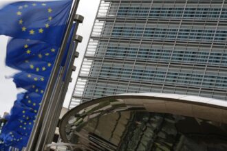 EU weighs extending carbon market to flights beyond Europe