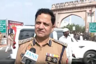 लखनऊ और फिरोजाबाद में शांतिपूर्ण तरीके से मनाई जा रही बकरीद, मुख्तार अब्बास नकवी ने भी पढ़ी नमाज