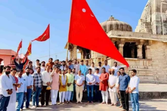 चित्तौड़ी आठम: दुर्ग स्थित कालिका माता मंदिर में चढ़ाई गई विशाल ध्वजा