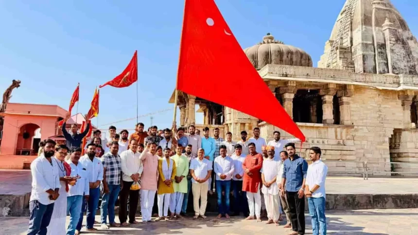 चित्तौड़ी आठम: दुर्ग स्थित कालिका माता मंदिर में चढ़ाई गई विशाल ध्वजा