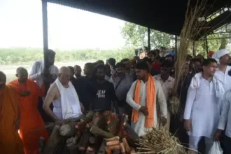 पंचतत्व में विलीन हुए प्रतीक यादव, ससुर ने दी मुखाग्नि, नम आंखों से अखिलेश ने दी अंतिम विदाई,शव वाहन पर पालतू डॉग्स की फोटो देख भावुक हुए लोग