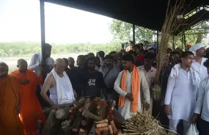 पंचतत्व में विलीन हुए प्रतीक यादव, ससुर ने दी मुखाग्नि, नम आंखों से अखिलेश ने दी अंतिम विदाई,शव वाहन पर पालतू डॉग्स की फोटो देख भावुक हुए लोग