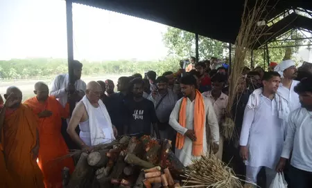 पंचतत्व में विलीन हुए प्रतीक यादव, ससुर ने दी मुखाग्नि, नम आंखों से अखिलेश ने दी अंतिम विदाई,शव वाहन पर पालतू डॉग्स की फोटो देख भावुक हुए लोग