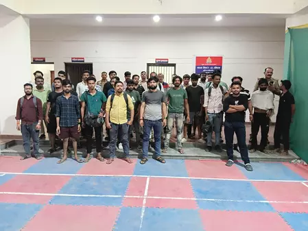 नोएडा पुलिस ने सार्वजनिक जगहों पर शराब पीने वालों के खिलाफ की सख्ती, 125 लोगों पर कार्रवाई
