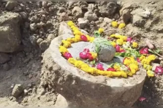 MP News: महाकाल मंदिर परिसर में खुदाई के दौरान मिला प्राचीन शिवलिंग, 2100 वर्ष पुराना होने का अनुमान