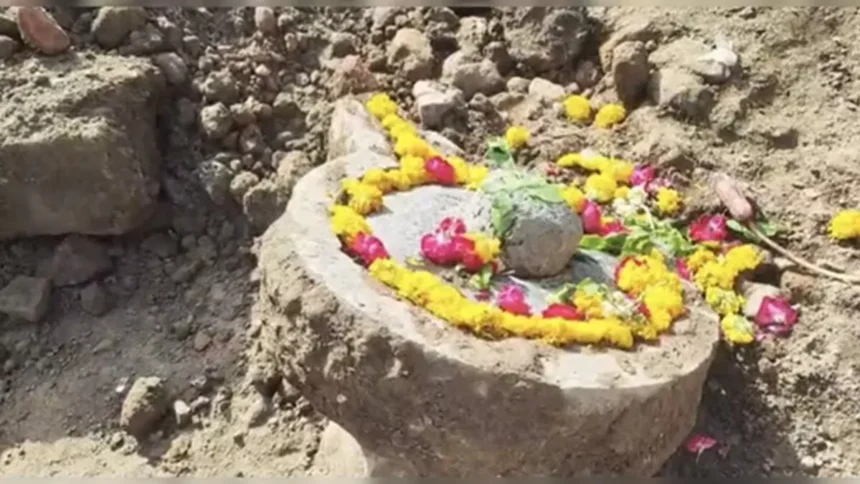 MP News: महाकाल मंदिर परिसर में खुदाई के दौरान मिला प्राचीन शिवलिंग, 2100 वर्ष पुराना होने का अनुमान