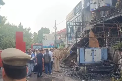 लखनऊ अग्निकांड: सीएम योगी का बड़ा कदम – सभी सरकारी कार्यक्रम रद्द, हाईलेवल मीटिंग के बाद सख्त निर्देश