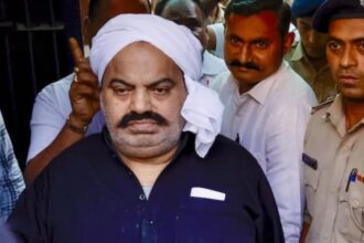 Atiq Ahmed News Live Updates : आखिर नैनी जेल में सुरक्षित पहुंच ही गया अतीक अहमद , 24 घंटे में तय किया 1300 KM का सफर