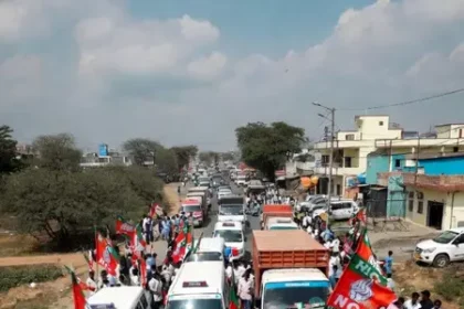महाराष्ट्र: जलगांव में शरद पवार गुट का बड़ा प्रदर्शन, सरकारी गाड़ियों को रोका