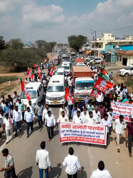 महाराष्ट्र: जलगांव में शरद पवार गुट का बड़ा प्रदर्शन, सरकारी गाड़ियों को रोका