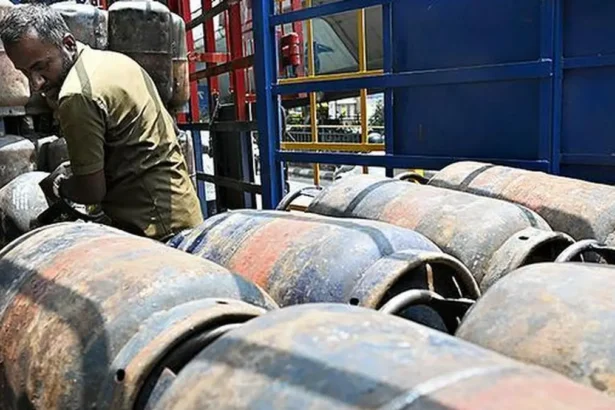 Commercial LPG prices hiked by ₹993; No change in diesel, petrol, household LPG prices