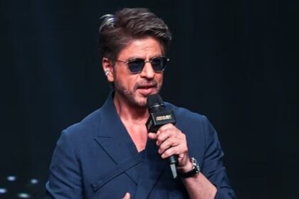 शाहरुख खान के सामने फैन ने किया प्यार का इजहार, एक्टर ने दिया मजेदार जवाब