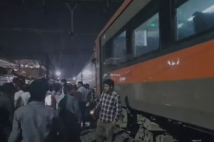 पुणे स्टेशन पर वंदे भारत की बोगी पटरी से उतरी, बड़ा हादसा टला