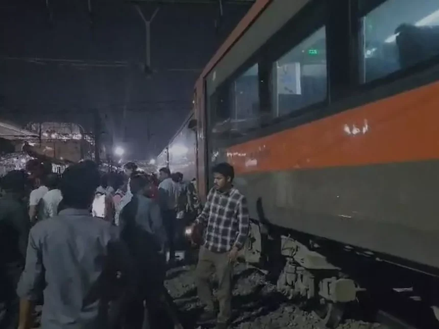 पुणे स्टेशन पर वंदे भारत की बोगी पटरी से उतरी, बड़ा हादसा टला