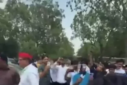 जिम्स अस्पताल में कर्मचारियों की मांगों की अनदेखी को लेकर सपा कार्यकर्ता सड़कों पर उतरे