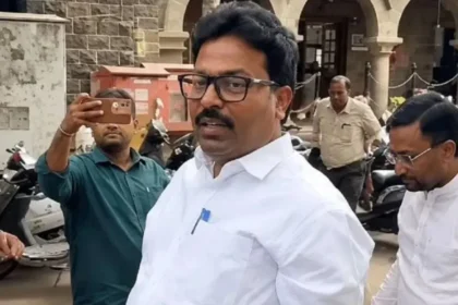 तीन तासांपासून खलबतं… दोन बडे नेते मुक्काम ठोकून, नाशिकमध्ये हायव्होल्टेज ड्रामा; गोकूळ गीते माघार घेणार की झुलवणार?