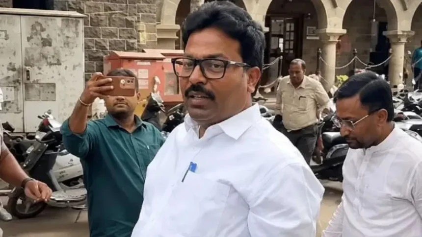 तीन तासांपासून खलबतं… दोन बडे नेते मुक्काम ठोकून, नाशिकमध्ये हायव्होल्टेज ड्रामा; गोकूळ गीते माघार घेणार की झुलवणार?