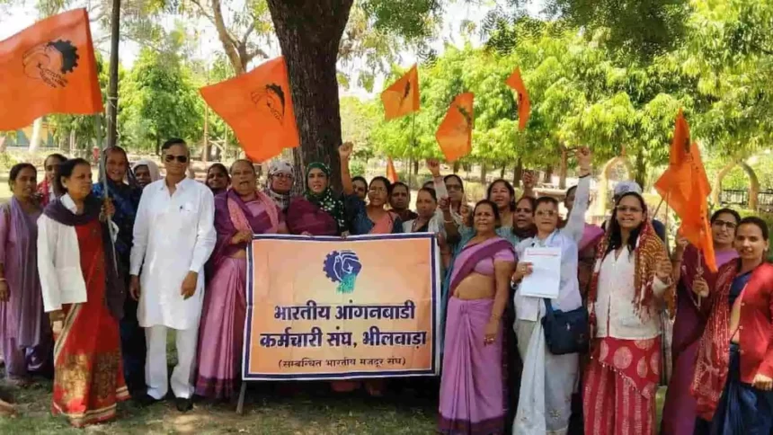 भीलवाड़ा कलेक्ट्रेट पर आंगनबाड़ी कार्यकर्ताओं का प्रदर्शन, दी उग्र आंदोलन की चेतावनी