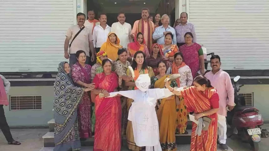 सवाई माधोपुर: भाजपा महिला मोर्चा ने फूंका राहुल गांधी का पुतला